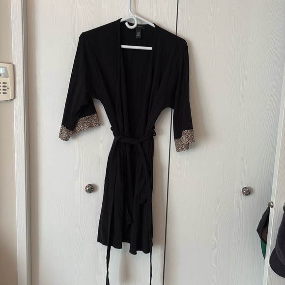 Jones New York black with leopard detailing robe - Picture 1 of 3